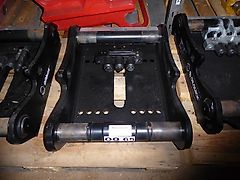 Oilquick - SW-Adapterplatte OQ 65 orig. - für Schwenkschaufel bestückt nach Kundenwunsch - gebohrt für HKS BVE 250-100 - SW-Identmaße: 65-440-530-440-65 - Bagger: 14t-22t